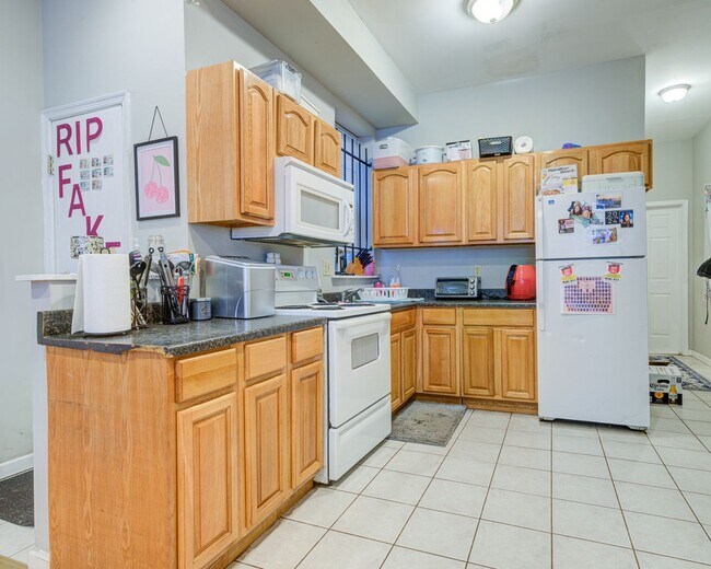 Foto del edificio - Spacious 6-Bedroom Townhouse At Temple Uni...