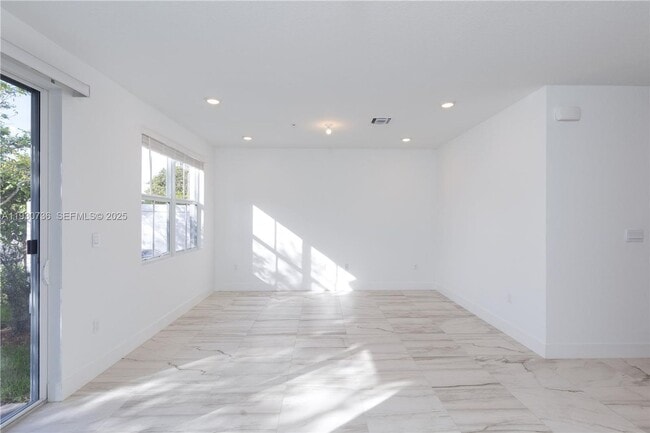 Foto del edificio - 17172 SW 2nd St