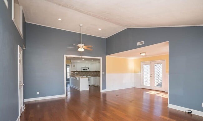 Building Photo - 3 Bedroom 2 Bathroom House With Fenced In ...