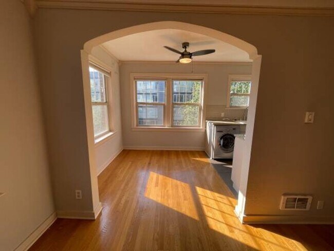 Foto del edificio - Queens Court Condo #310 - Top Floor Corner...