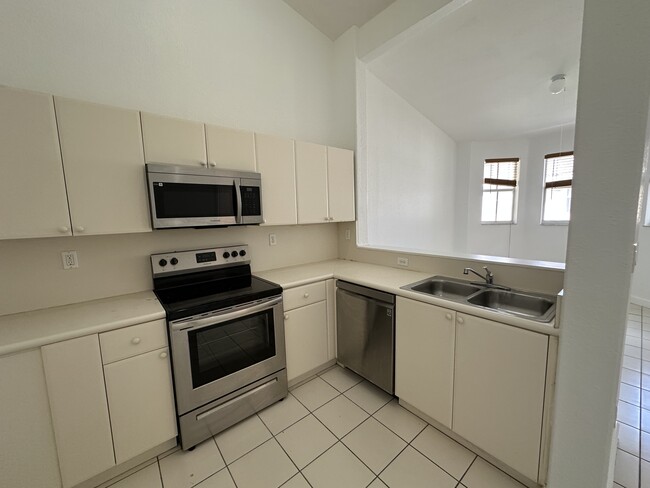 Building Photo - 1651 SE 28th Ct