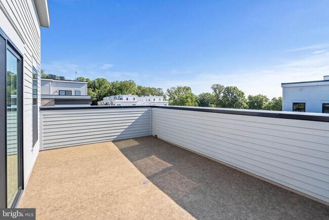 Foto del edificio - 2038 Tysons Ridgeline Rd