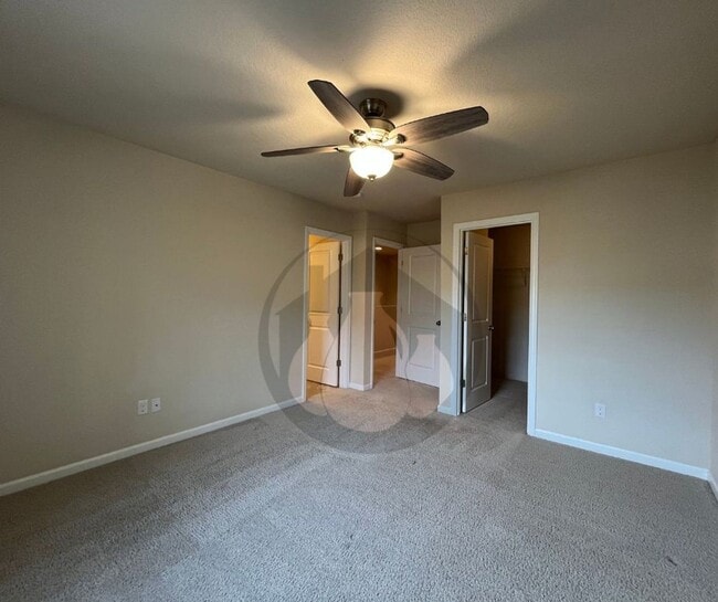 Foto del edificio - Spacious South Salem Townhouse with Primary Suite, 1-Car Garage & Private Deck!