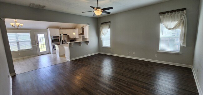 Foto del edificio - 3 Bedroom 2 bath Across the street from Fo...