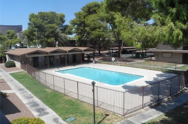 Building Photo - 605 S Royal Crest Cir