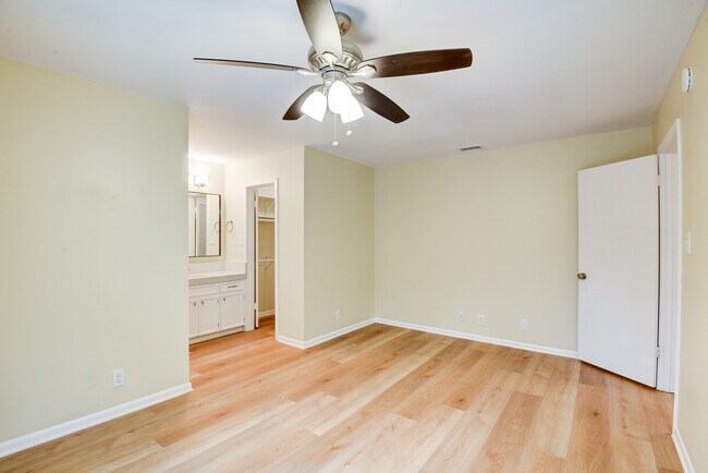 Building Photo - 8804 Westover Club Dr