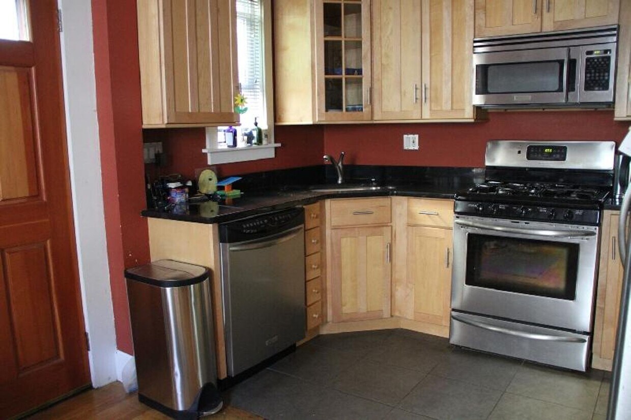 Primary Photo - 3 BED/1.5 BATH BRIGHTON TOWNHOUSE FOR RENT...