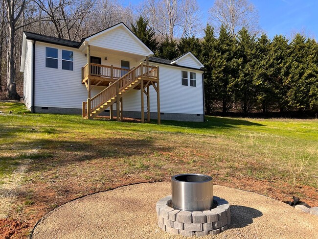 Building Photo - Beautiful Newer Construction in Weaverville