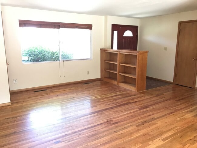 Building Photo - 3824 W Greenbrier Dr