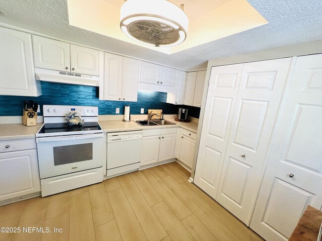 Building Photo - 184 Bermuda Ct