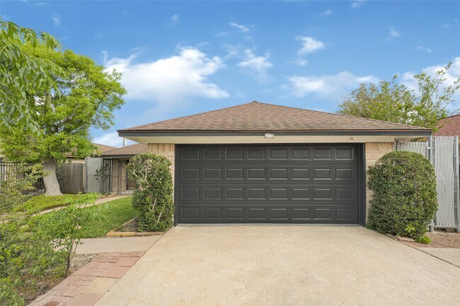 Foto del edificio - 9208 Carousel Ln