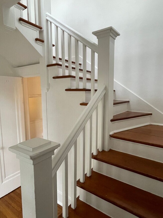 Foto del edificio - Huge 4BD/2.5BA with Sunroom and Backyard