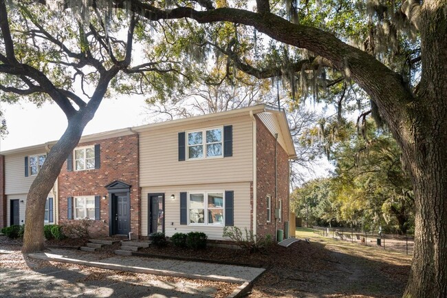 Building Photo - Updated Townhouse West Ashley