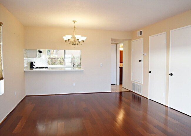 Foto del edificio - Modern 2 Bed 2.5Bath Townhome with Garage, Balconies & In-Unit Laundry in Linda Vista