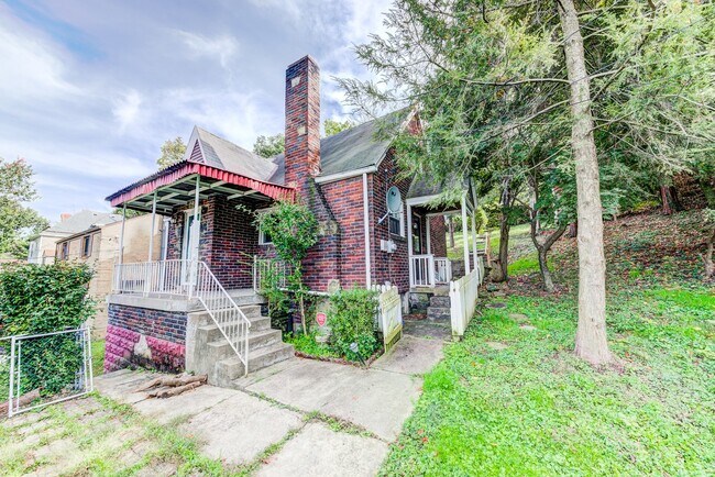 Foto del edificio - AVAILABLE May 2024 - Beautiful 3 Bedroom H...