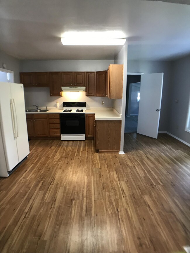 Building Photo - 828 N Chestnut Ave