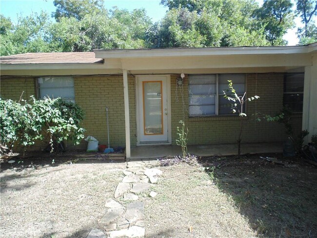 Building Photo - 1901 Fairlawn Ln