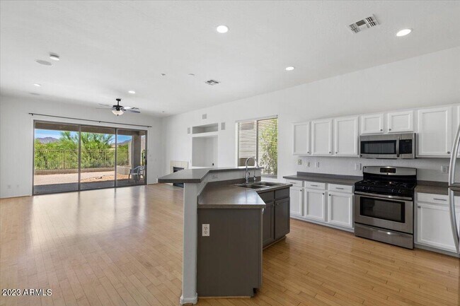 Building Photo - 10408 E Helm Dr