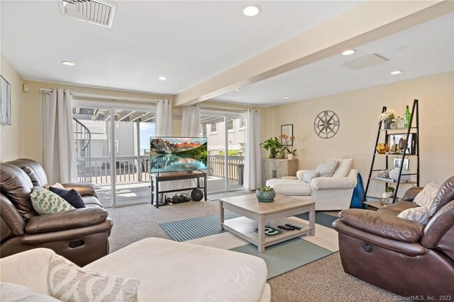 Building Photo - 210 Broadway