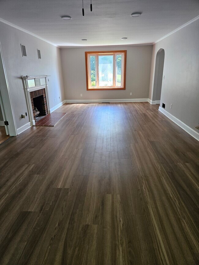 Building Photo - 108 Alpine Dr