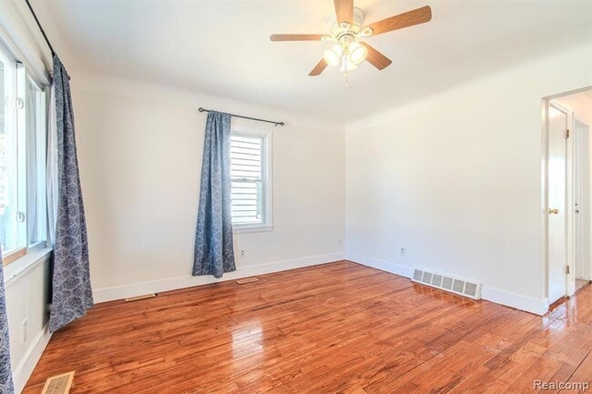 Building Photo - 1216 E George Ave