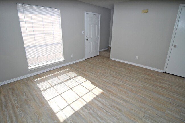 Foto del edificio - Charming & Convenient 3-Bedroom Townhome in Northeast Pensacola – Prime Location & Great Amenities!