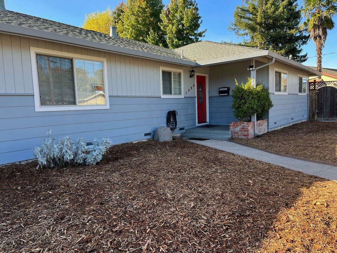 Foto principal - 3 Bedroom Home in Bennett Valley
