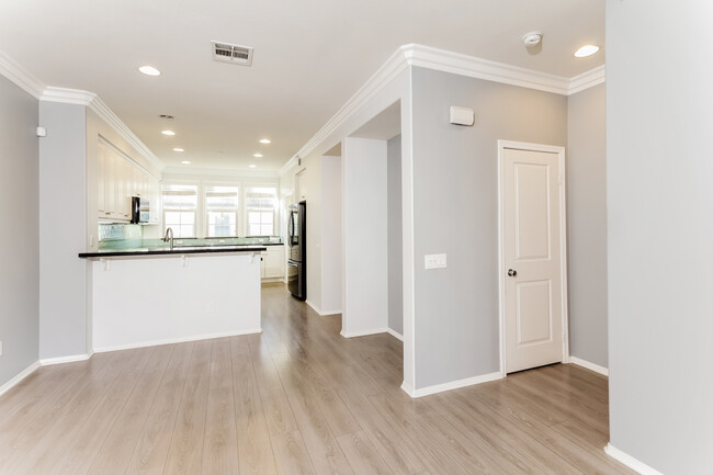Building Photo - 826 E Promenade
