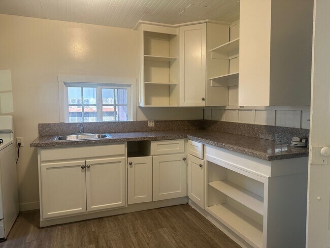 Building Photo - Summer