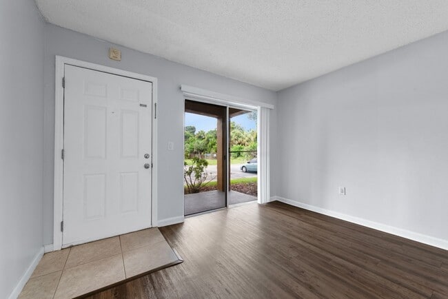 Building Photo - Well Maintained One Bedroom Condo in Maitl...