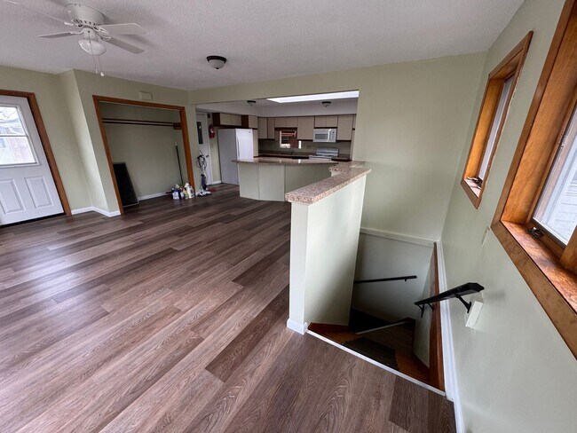 Foto del edificio - Upgraded 3 Bedroom Home with Garage and Basement