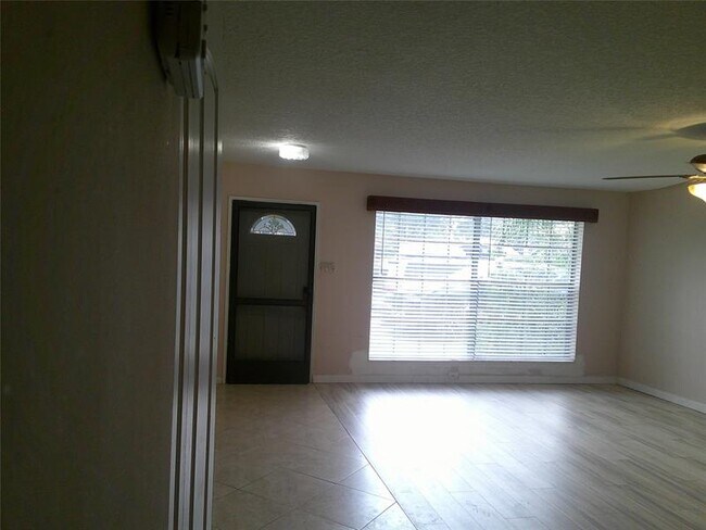 Foto del edificio - 4291 Coral Springs Dr