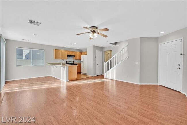 Building Photo - 3 bedroom, 2 story home in Great Location