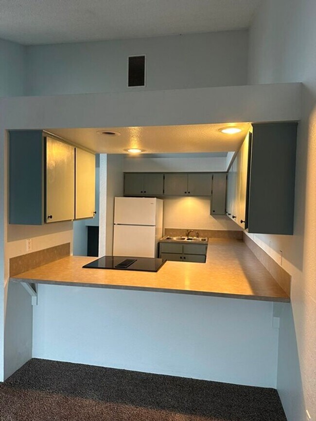 Building Photo - 2 bedroom townhuose