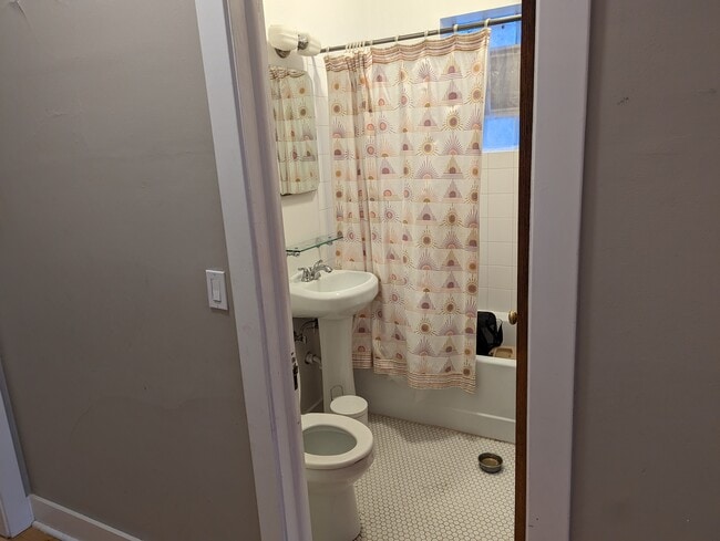 Building Photo - 1426 W Balmoral Ave