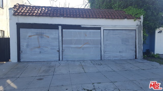 Foto principal - 1858 W 68th St