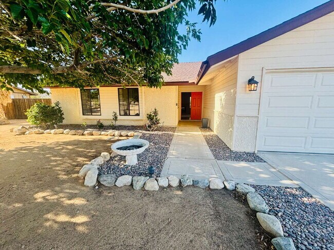 Foto del edificio - Renovated 3 bd, 2 ba in Sky Harbor