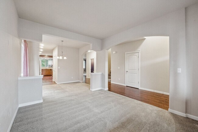 Foto del edificio - Well maintained 4-Bedroom 2.5 bath Graham home w/ Multiple Living Areas