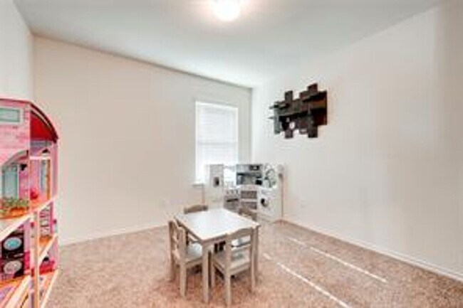 Building Photo - Open floor plan with custom upgrades, 4 be...