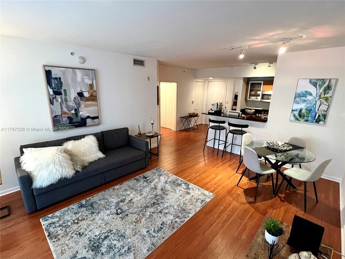 Foto principal - 2775 NE 187th St
