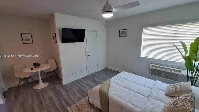 Foto del edificio - 7325 Carlyle Ave