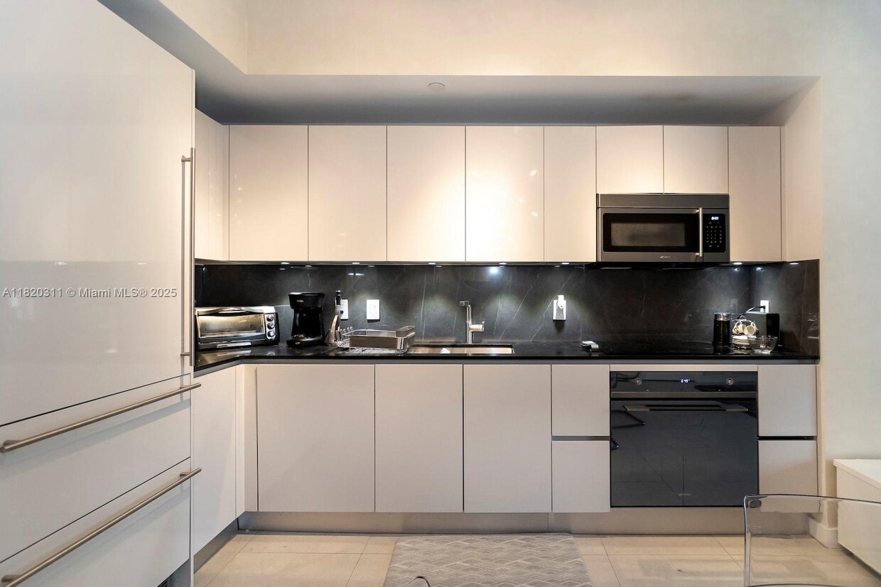 Primary Photo - 1010 Brickell Ave