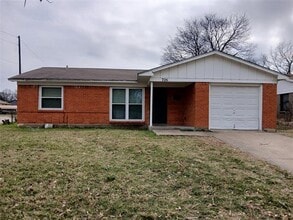 Building Photo - 706 Goldwood Dr