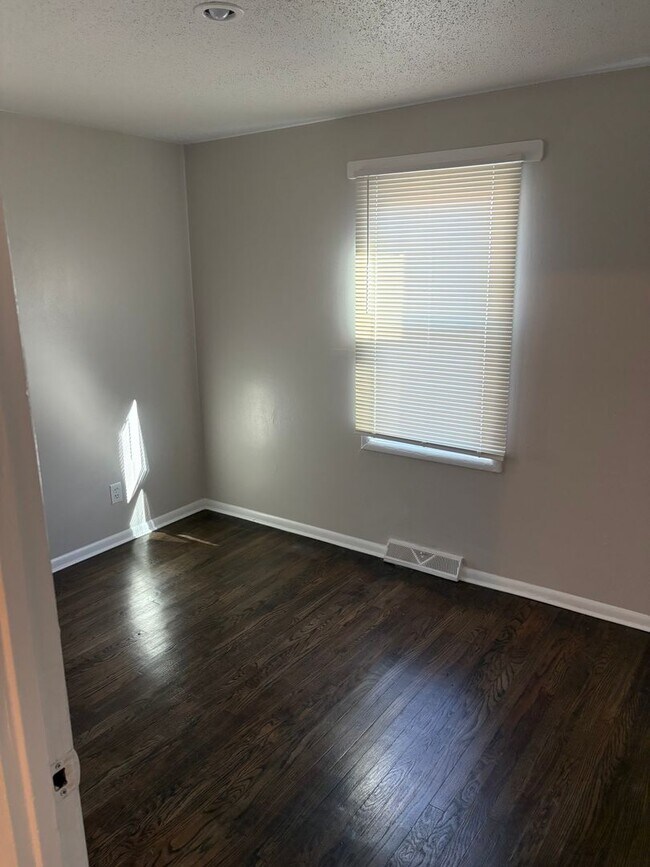 Foto del edificio - Large 3 bedroom house available