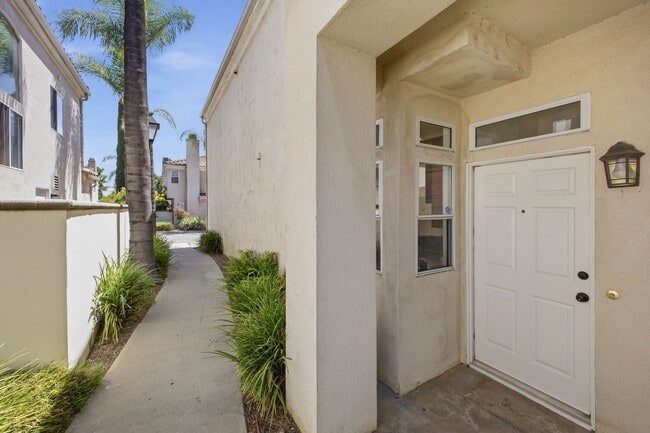 Building Photo - 2338 Huntington Dr