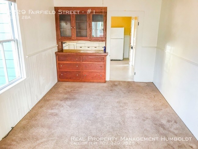 Building Photo - Cat-friendly downstairs Victorian duplex!