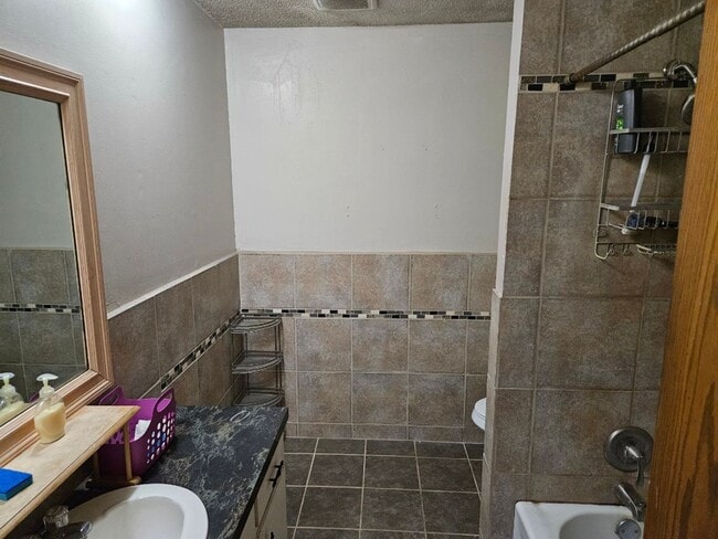 Building Photo - 3 Bed/1 Bath Duplex w/ Attached 1 Car Garage- Champlin- Avail March 15th