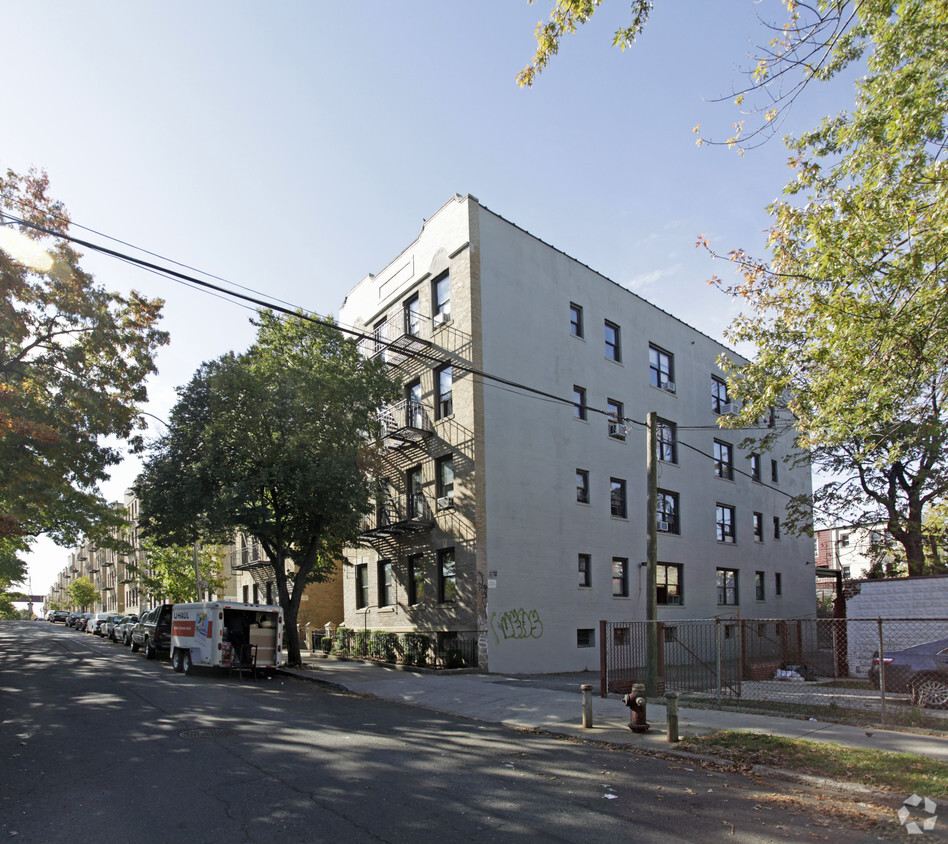 Primary Photo - Crescent Street Apartments