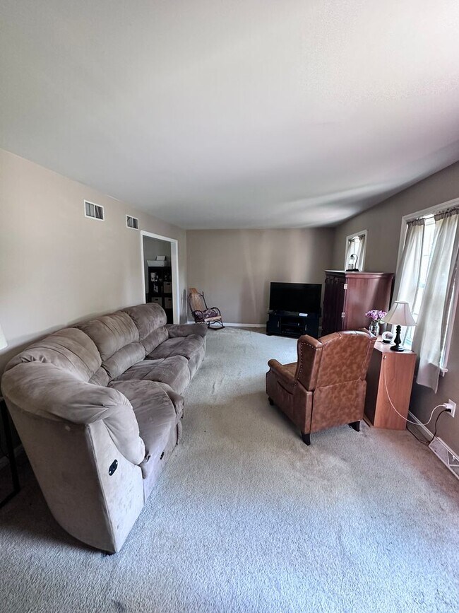 Building Photo - Charming 3 Bedroom Home in East Petersburg...