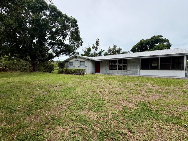 Building Photo - 3 bed/ 2 bath home in Plant City